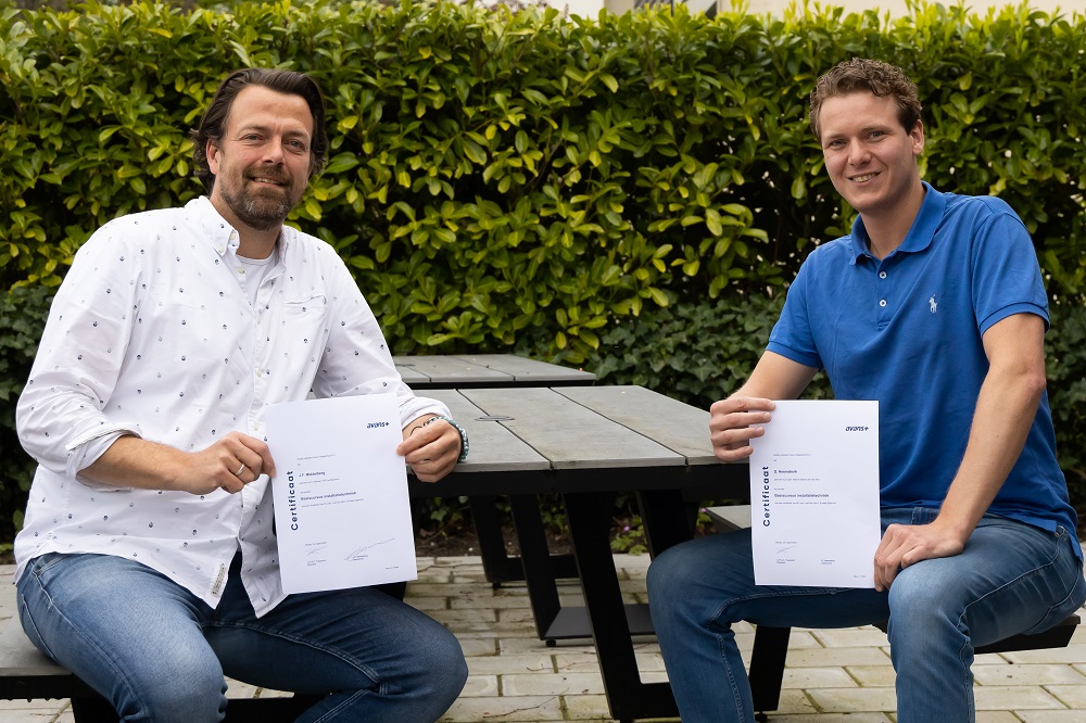 Jos Middelberg en Danny Heemskerk met hun behaalde certificaat Basiskennis Installatietechniek