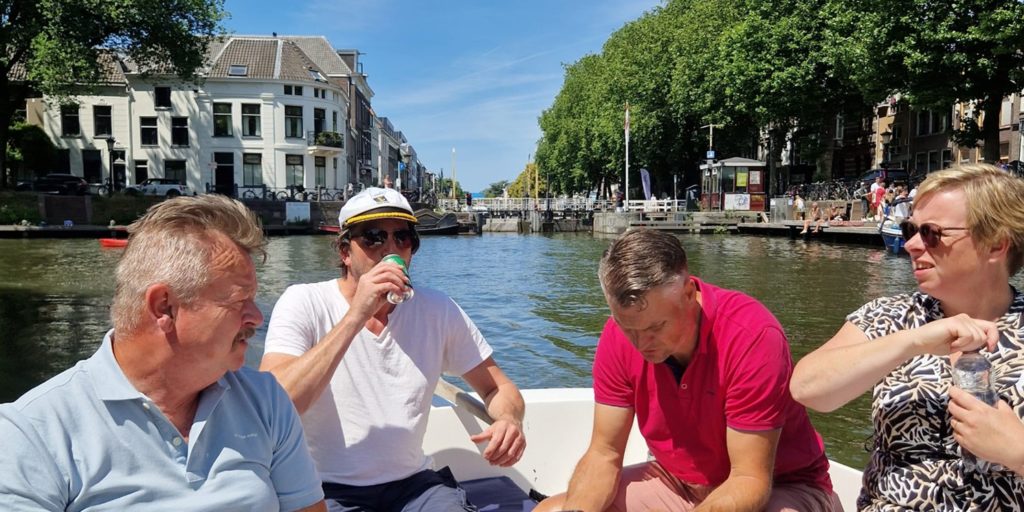 Kernwaarde plezier in de praktijk brengen met een interactieve sloepengame in de Utrechtse grachten. 